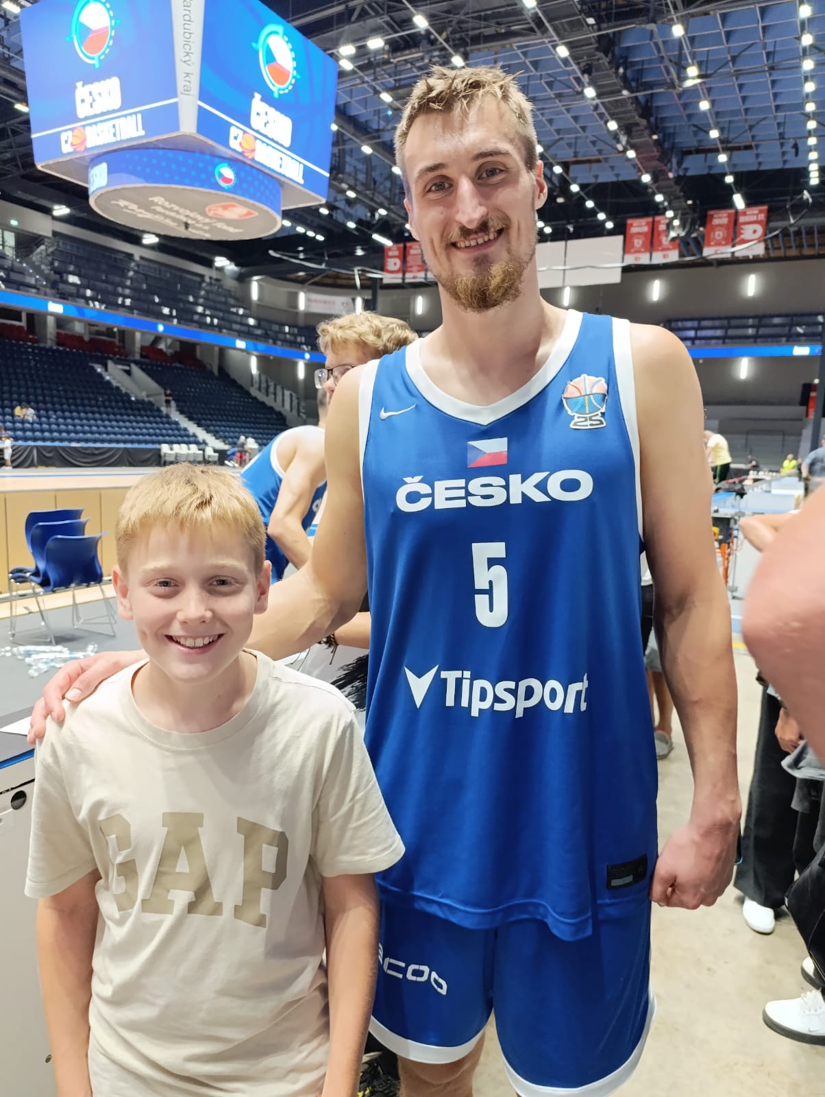 Hráči Apex s hráči české basketbalové reprezentace
