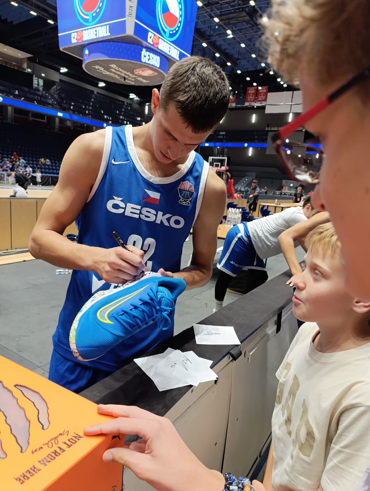 Hráči Apex s hráči české basketbalové reprezentace