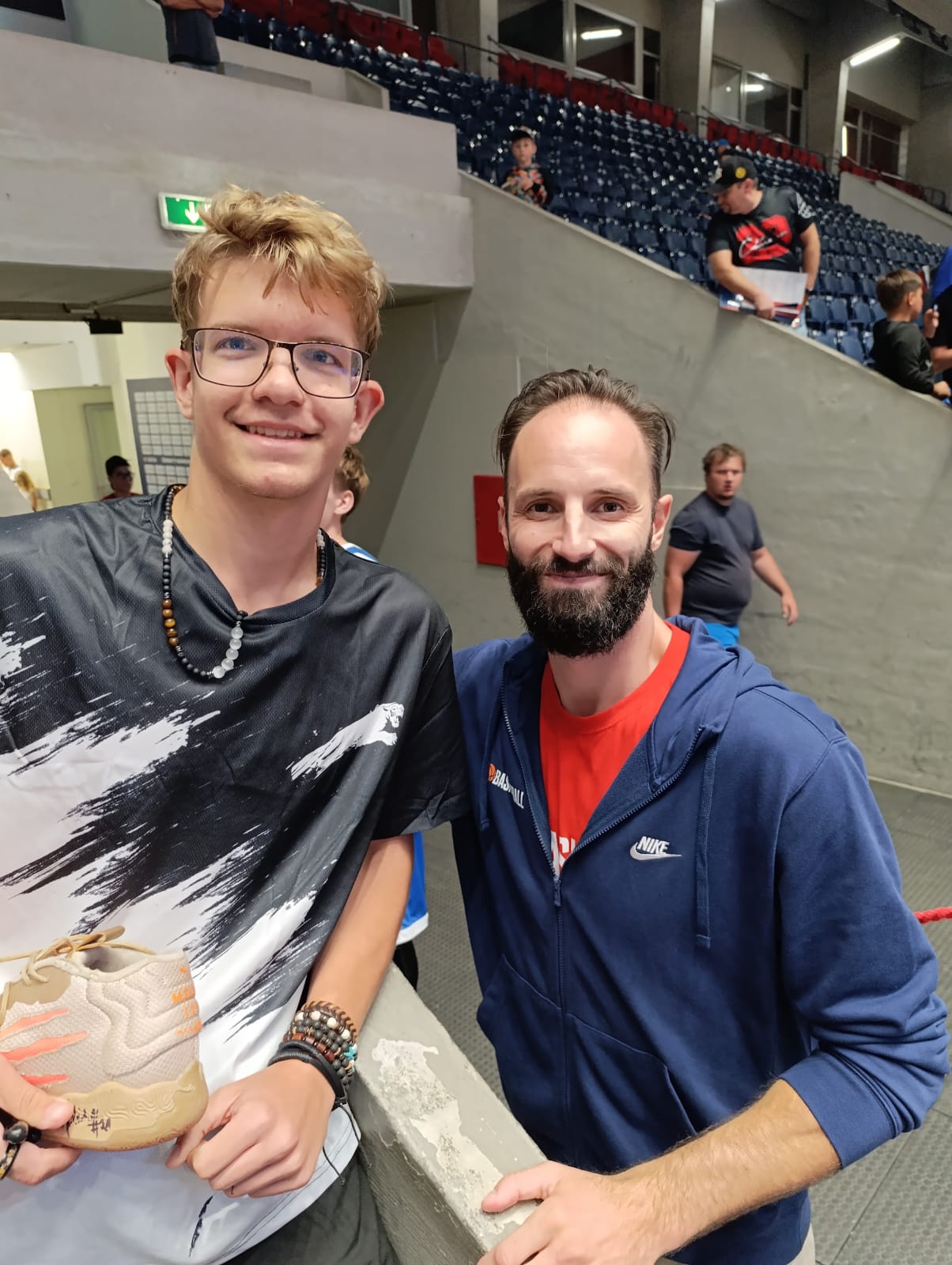 Hráči Apex s hráči české basketbalové reprezentace