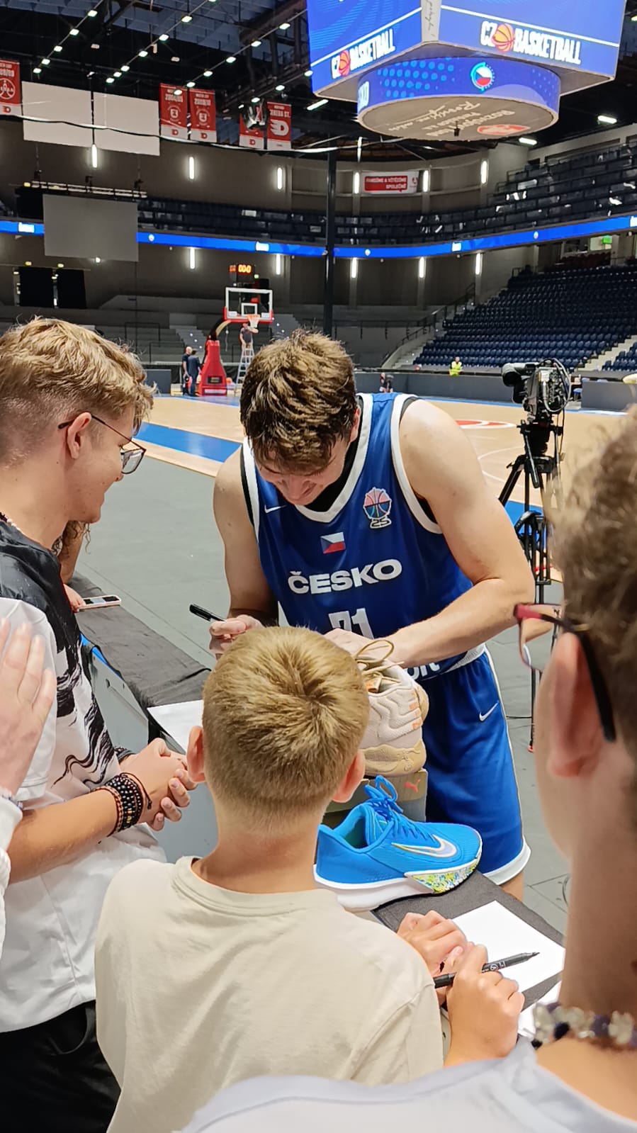 Hráči Apex s hráči české basketbalové reprezentace