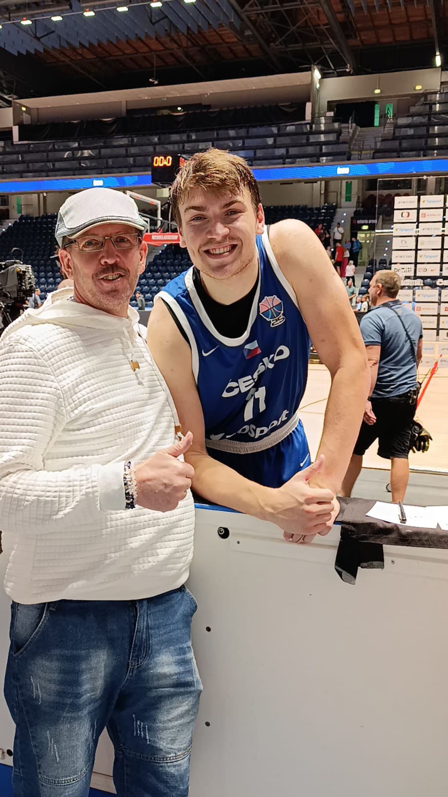 Hráči Apex s hráči české basketbalové reprezentace
