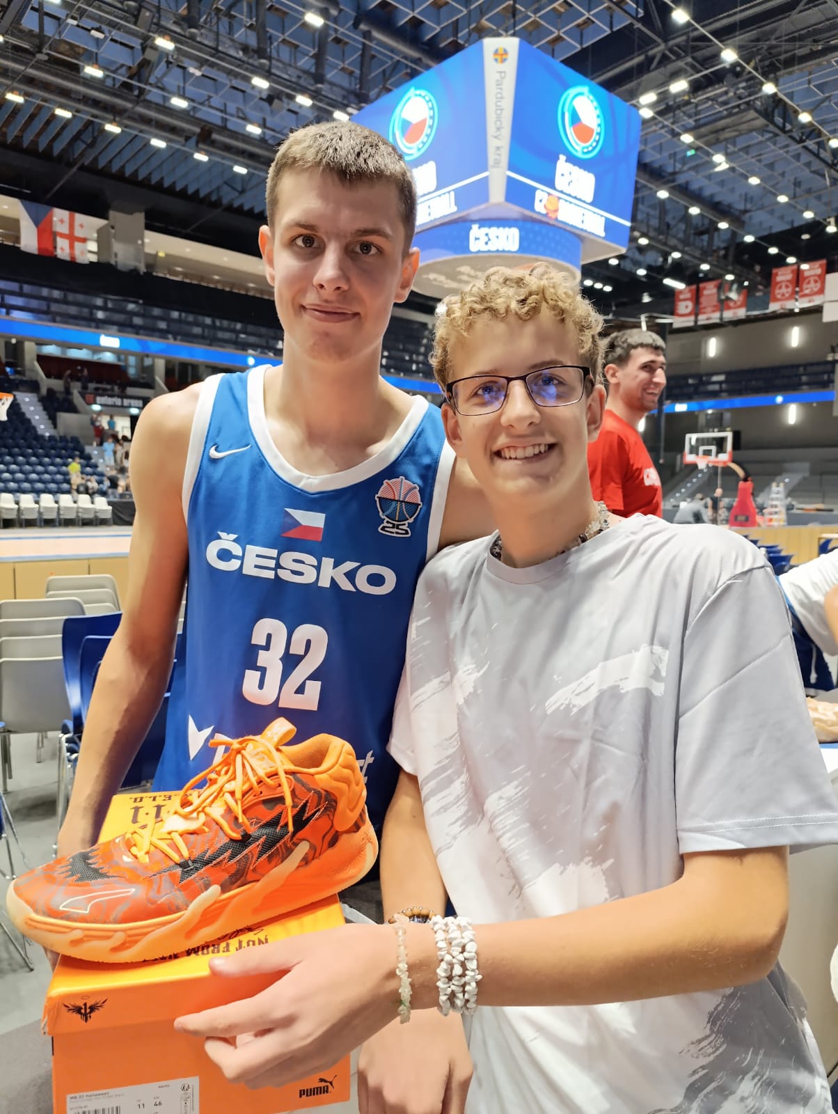 Hráči Apex s hráči české basketbalové reprezentace