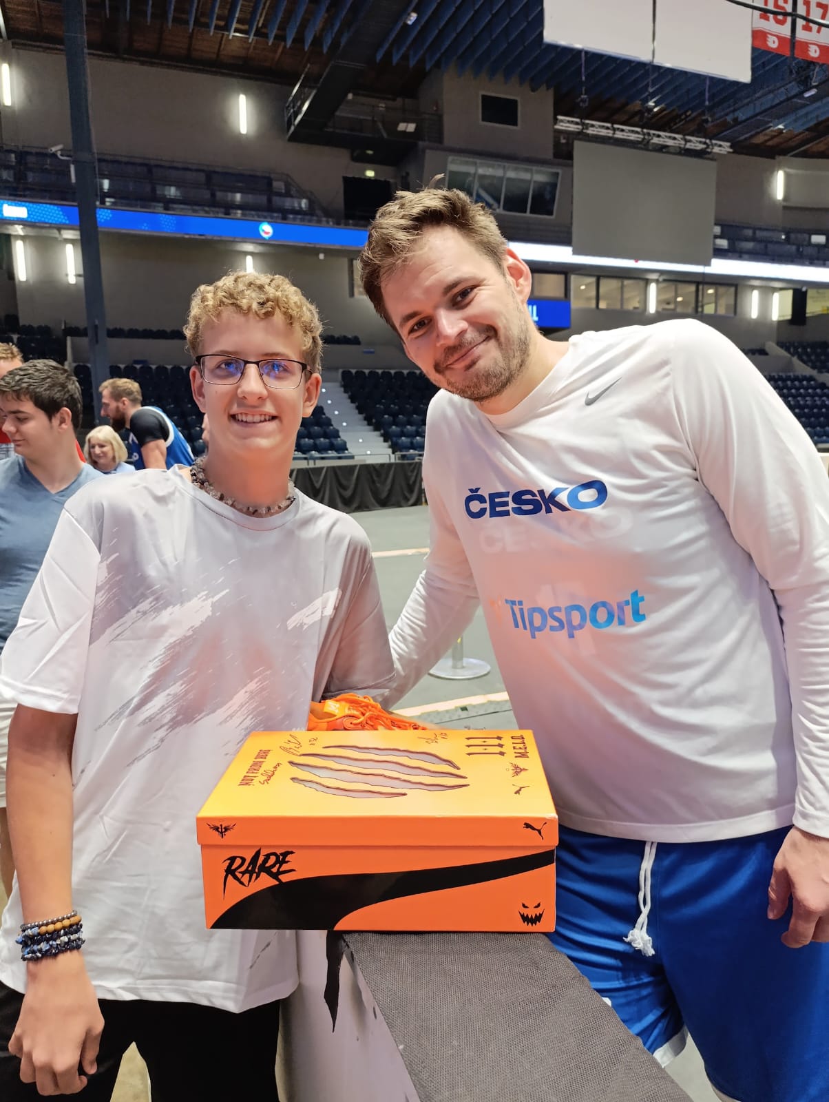 Hráč Apex s hráčem české basketbalové reprezentace