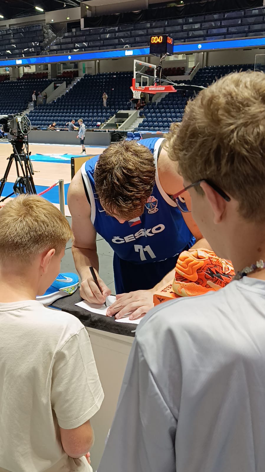 Podpis hráče reprezentace na akci Apex