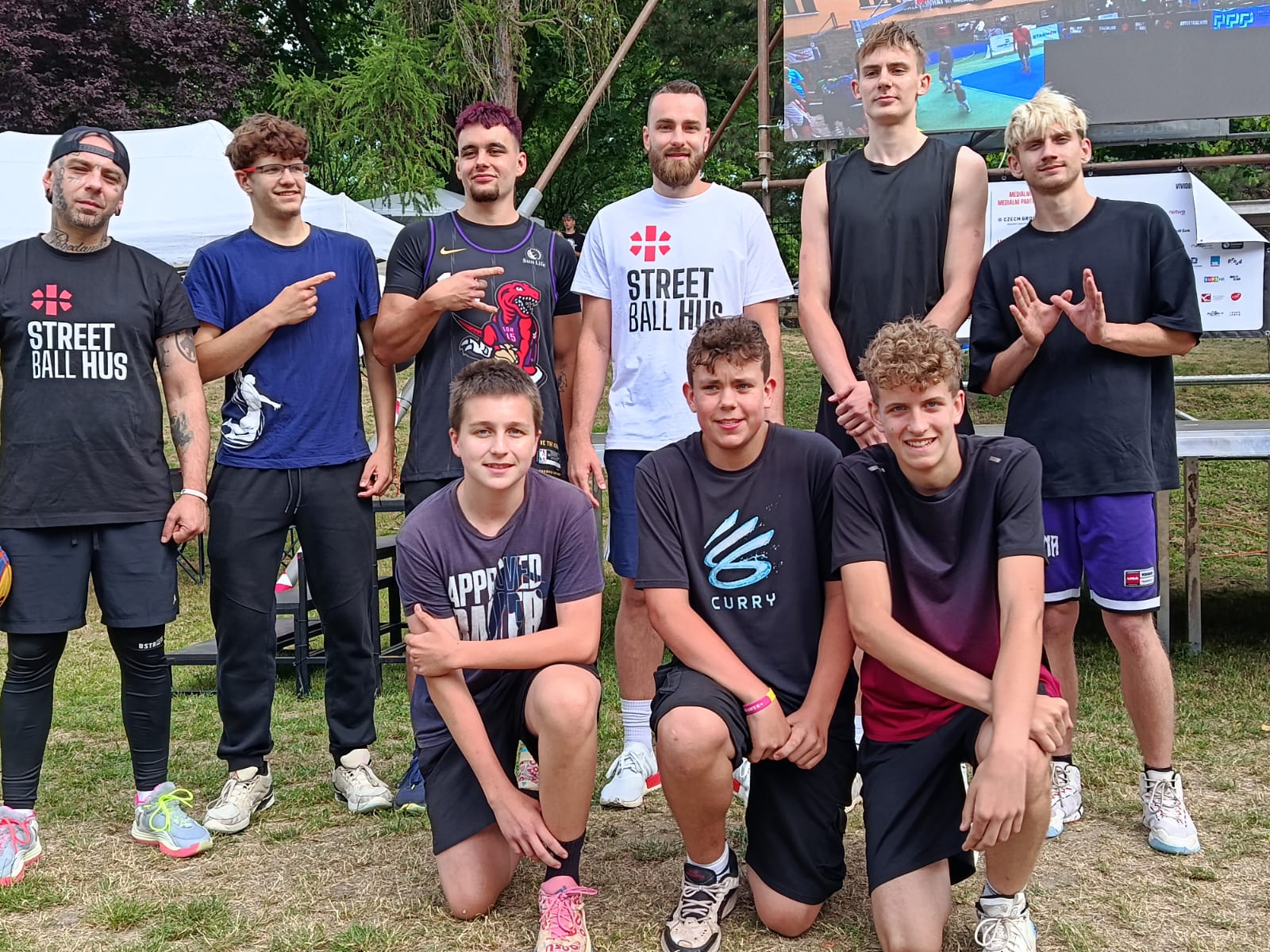 David Jelínek s hráči Apex na turnaji Street Ball Hus