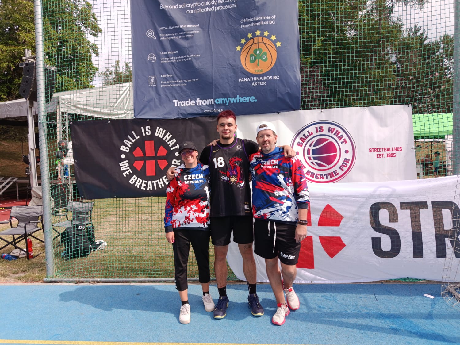 Hráč Apex s basketbalistou na turnaji Street Ball Hus