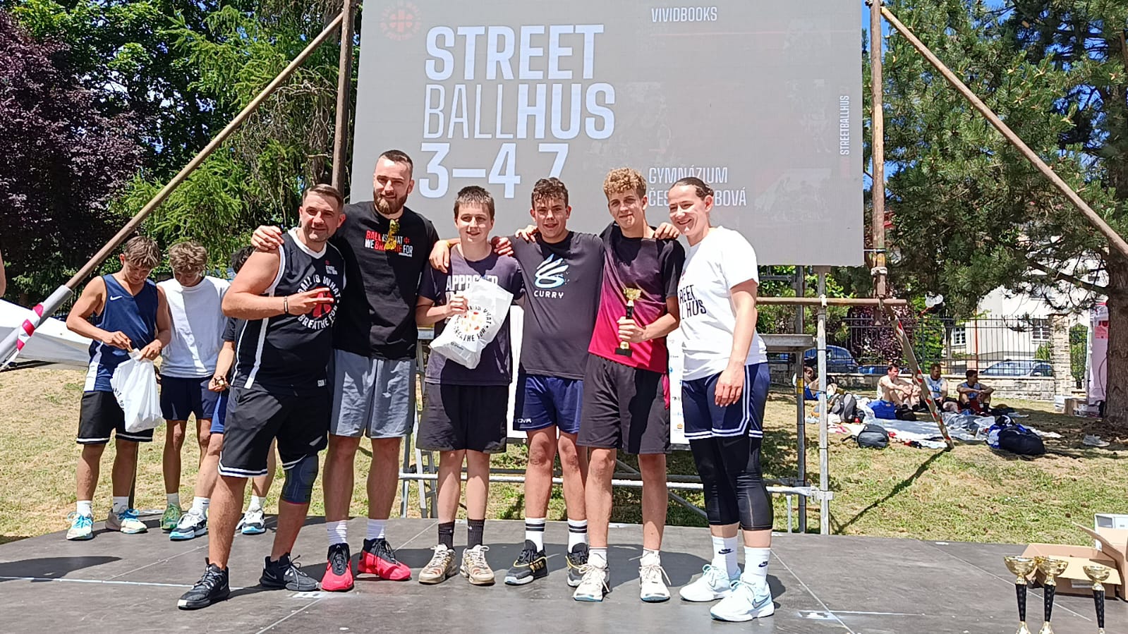 Tereza Vyoralová s týmem Apex na turnaji Street Ball Hus