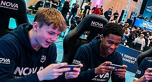 Hráči Apex na e-sportovním turnaji Nova Esports Academy