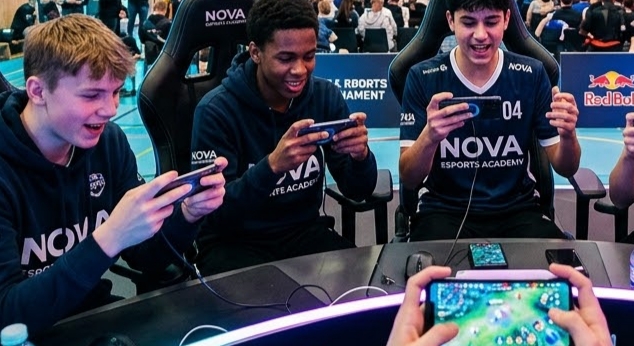 Hráči Apex na e-sportovním turnaji Nova Esports Academy