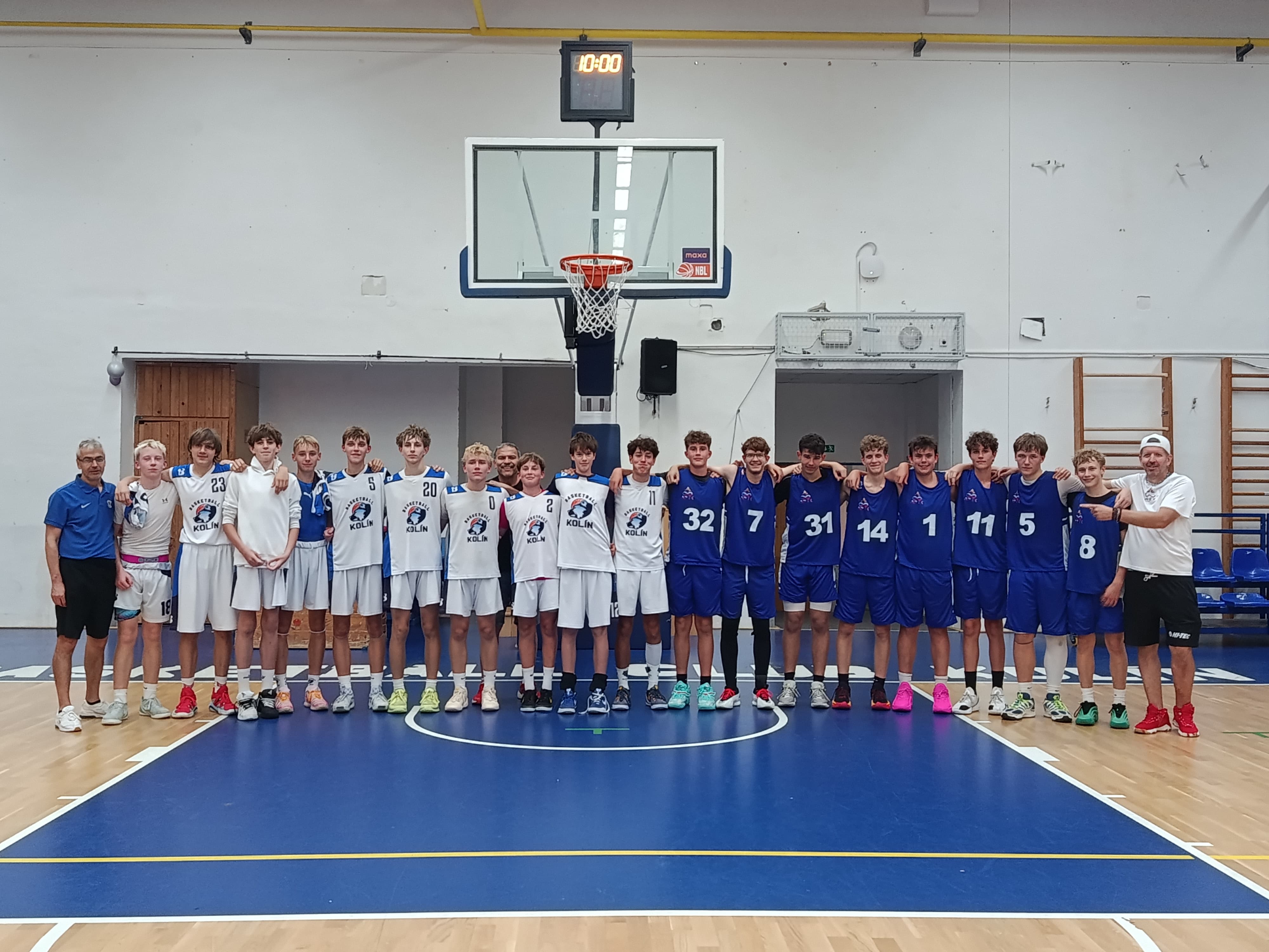 Společná fotka týmů Basketball Kolín a Apex Sports Academy po přátelském utkání