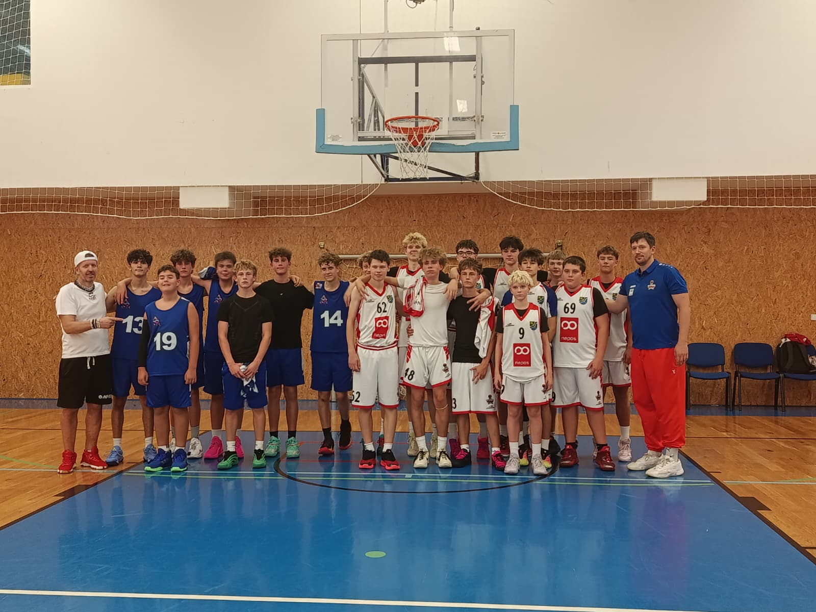 Společná fotka týmů BK NAPOS Vysoká n.L. a Apex Sports Academy po utkání NRL U17