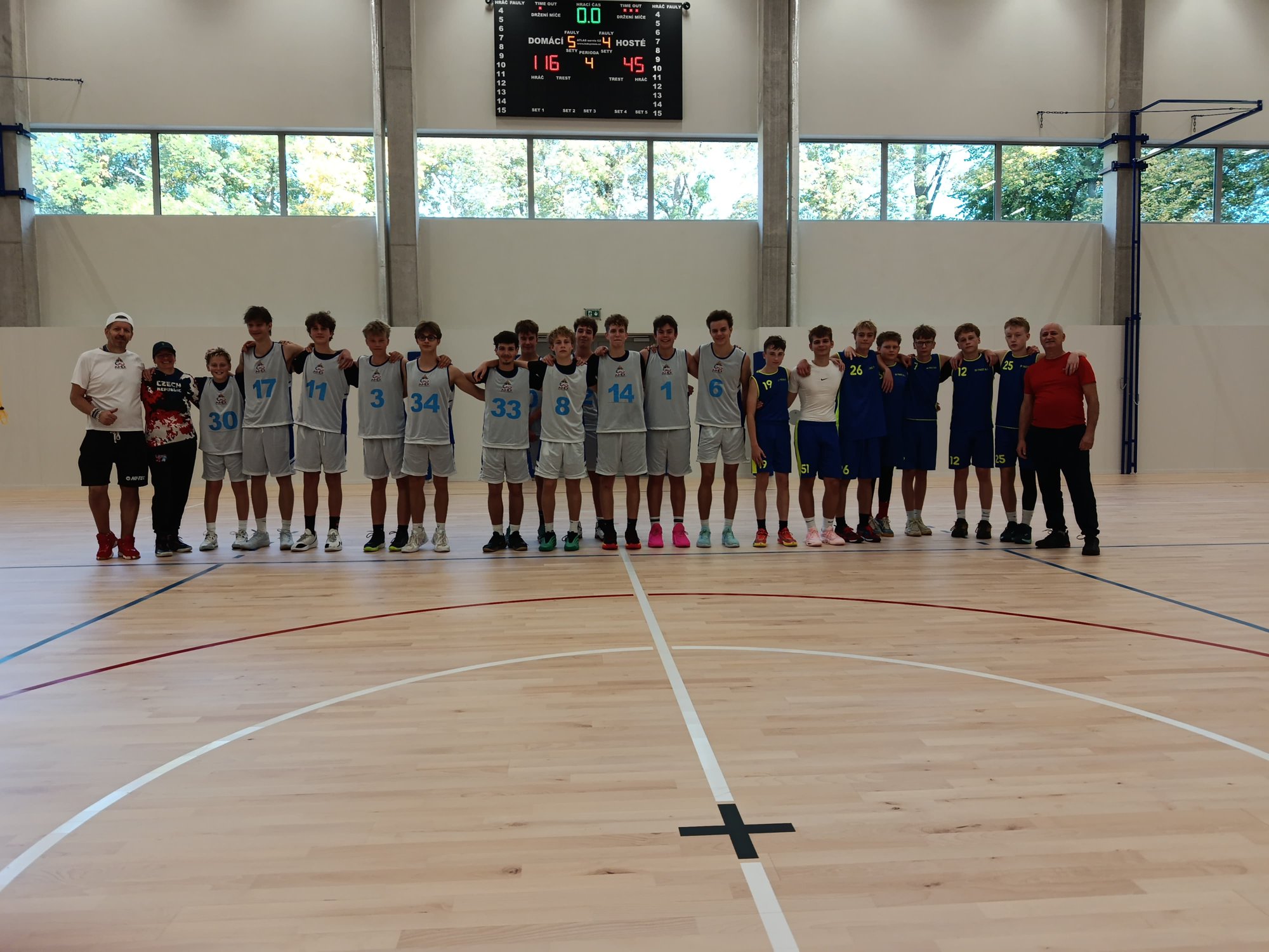 Společná fotka týmů Apex Sports Academy a Týniště nad Orlicí po utkání v nové hale v Nové Pace
