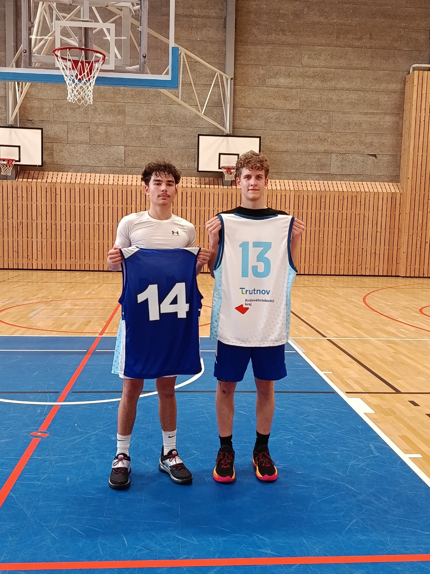 Hráči U17 Apexu a Trutnova si po zápase vyměňují dresy