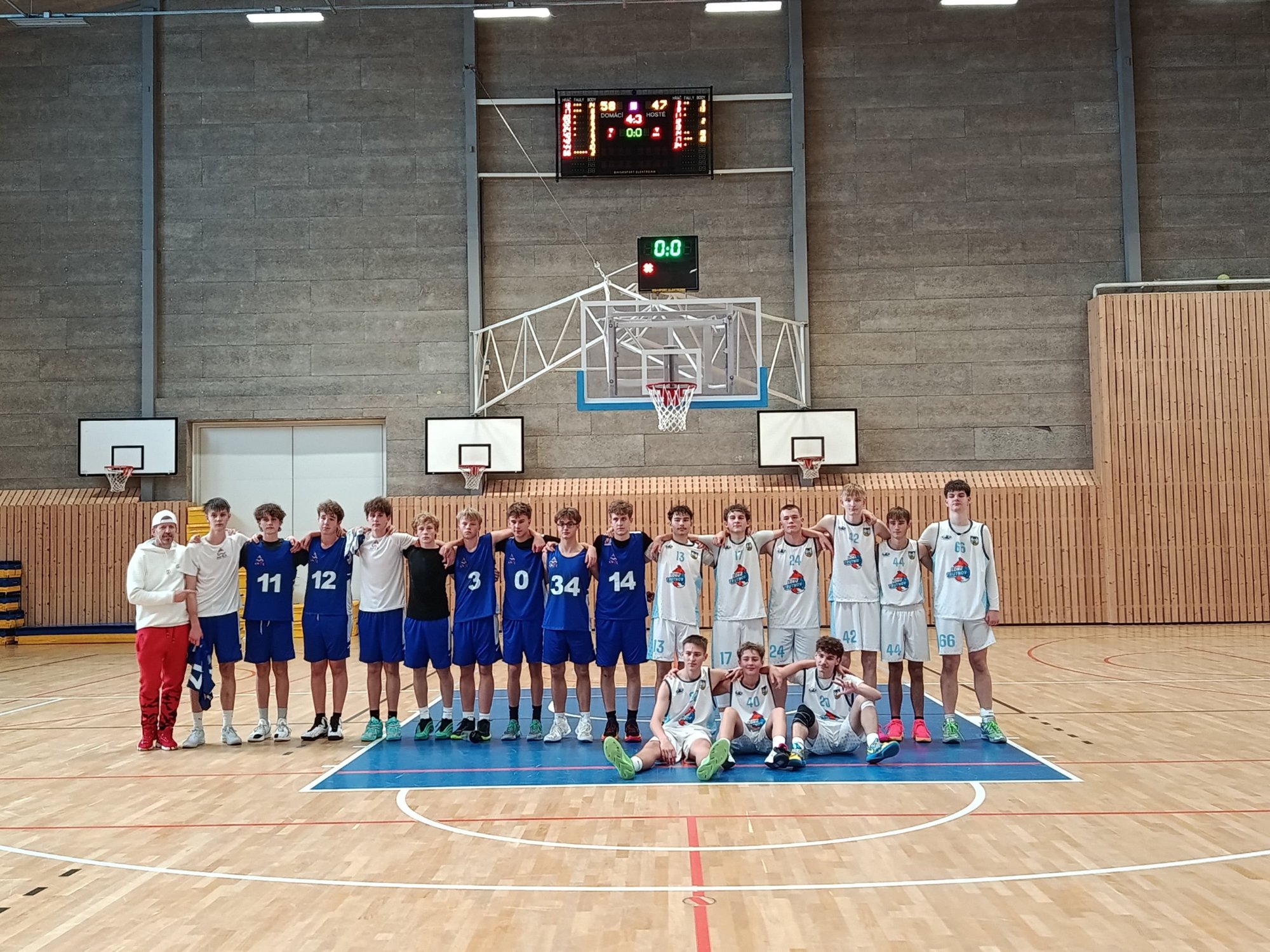 Společná fotka týmů BK LOKO Trutnov a Apex Sports Academy po utkání NRL U17