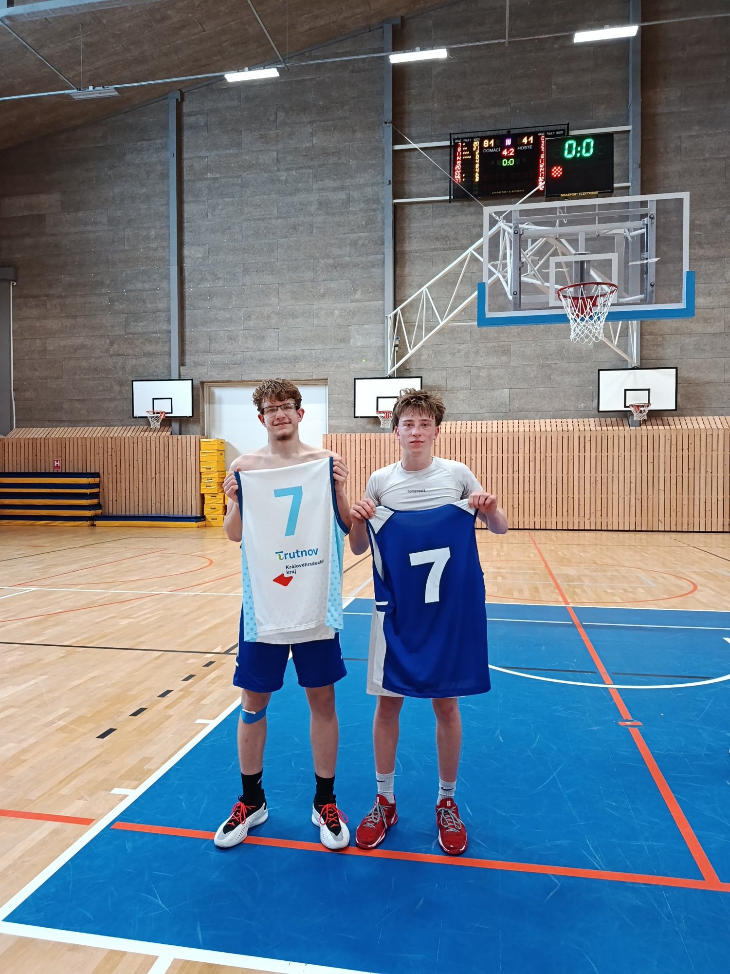 Hráči U19 Apexu a Trutnova si po zápase vyměňují dresy