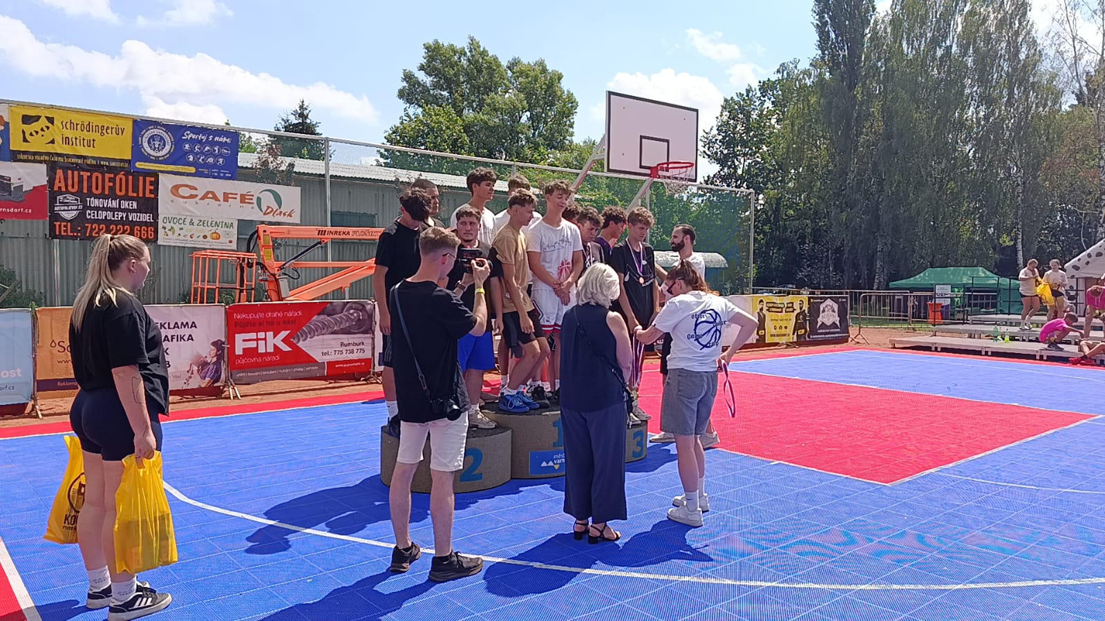 Osobnosti poznávají Apex