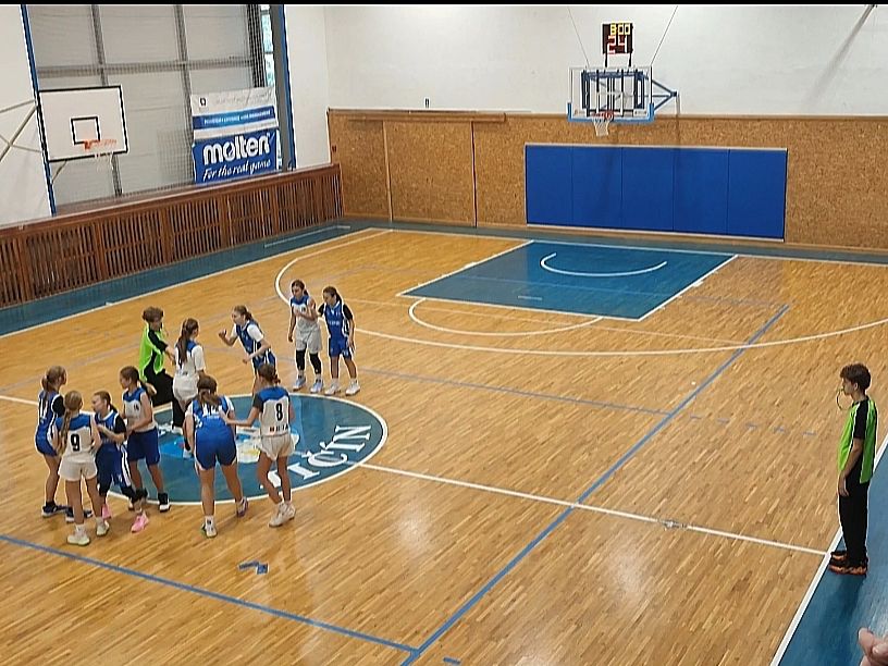 Gabriel Max Pazderník a Nicolas Jack Pazderník pískají zápas v Jičíně — U13 dívky